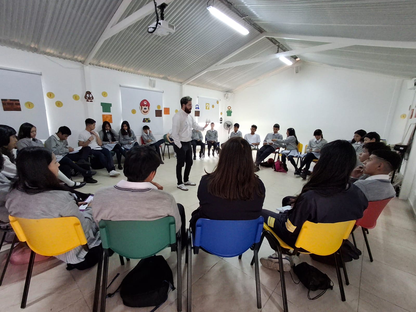 Jóvenes compartiendo y construyendo ideas