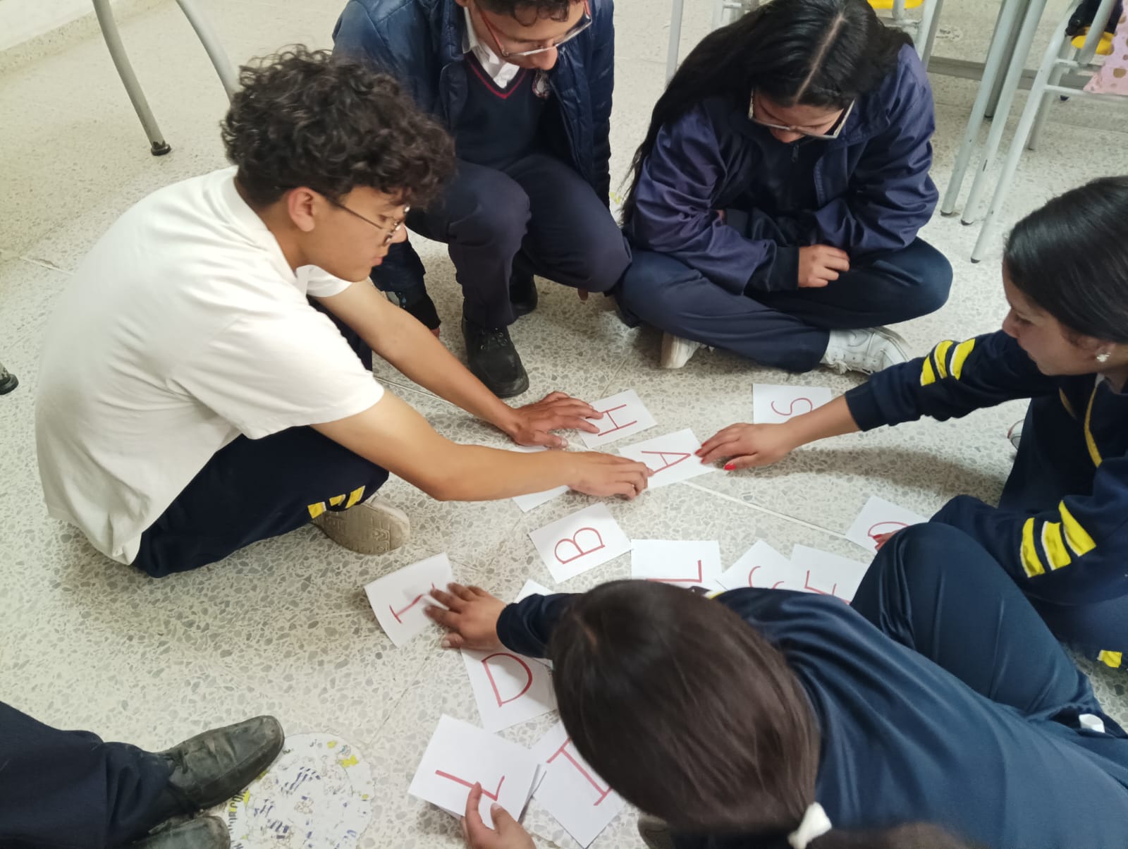 Jóvenes aprendiendo y colaborando