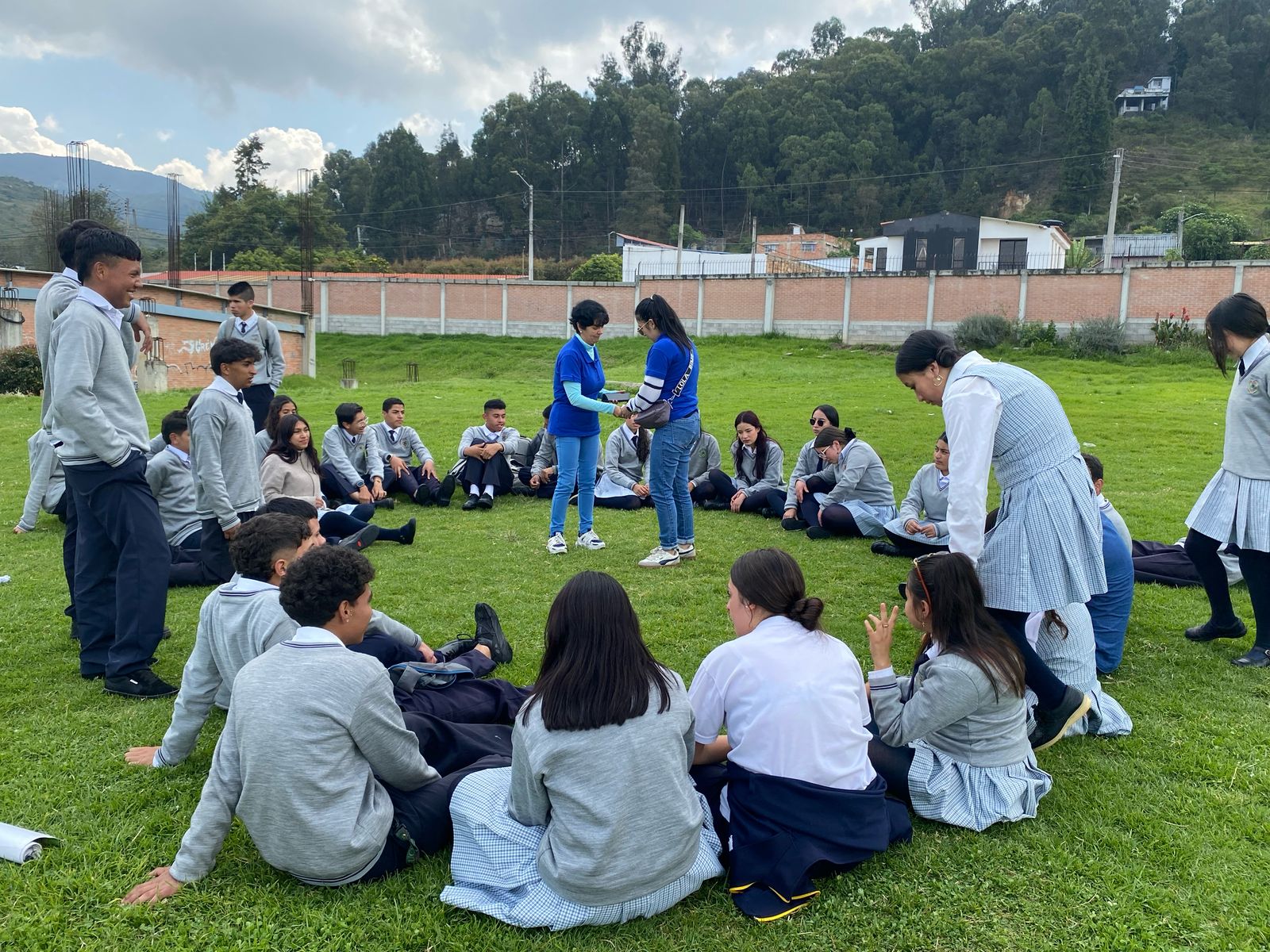 Niños participando en actividades al aire libre