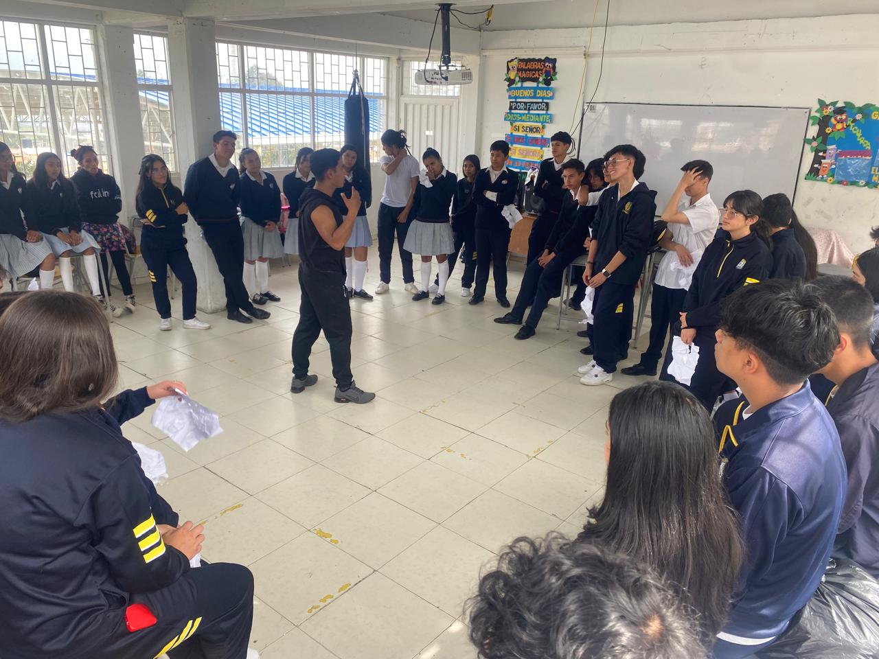 Jóvenes participando en experiencias formativas